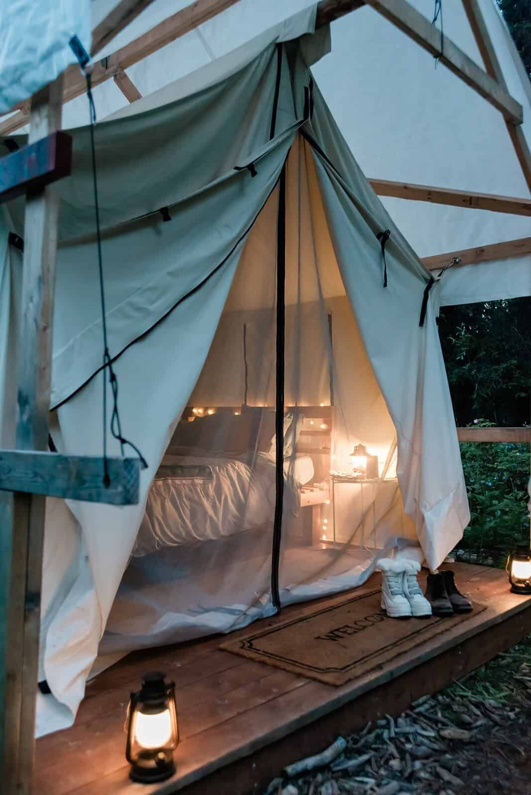 overnight-destination-elopement-at-luxury-glamping-in-alaska-Soul-and-Sky-Weddings