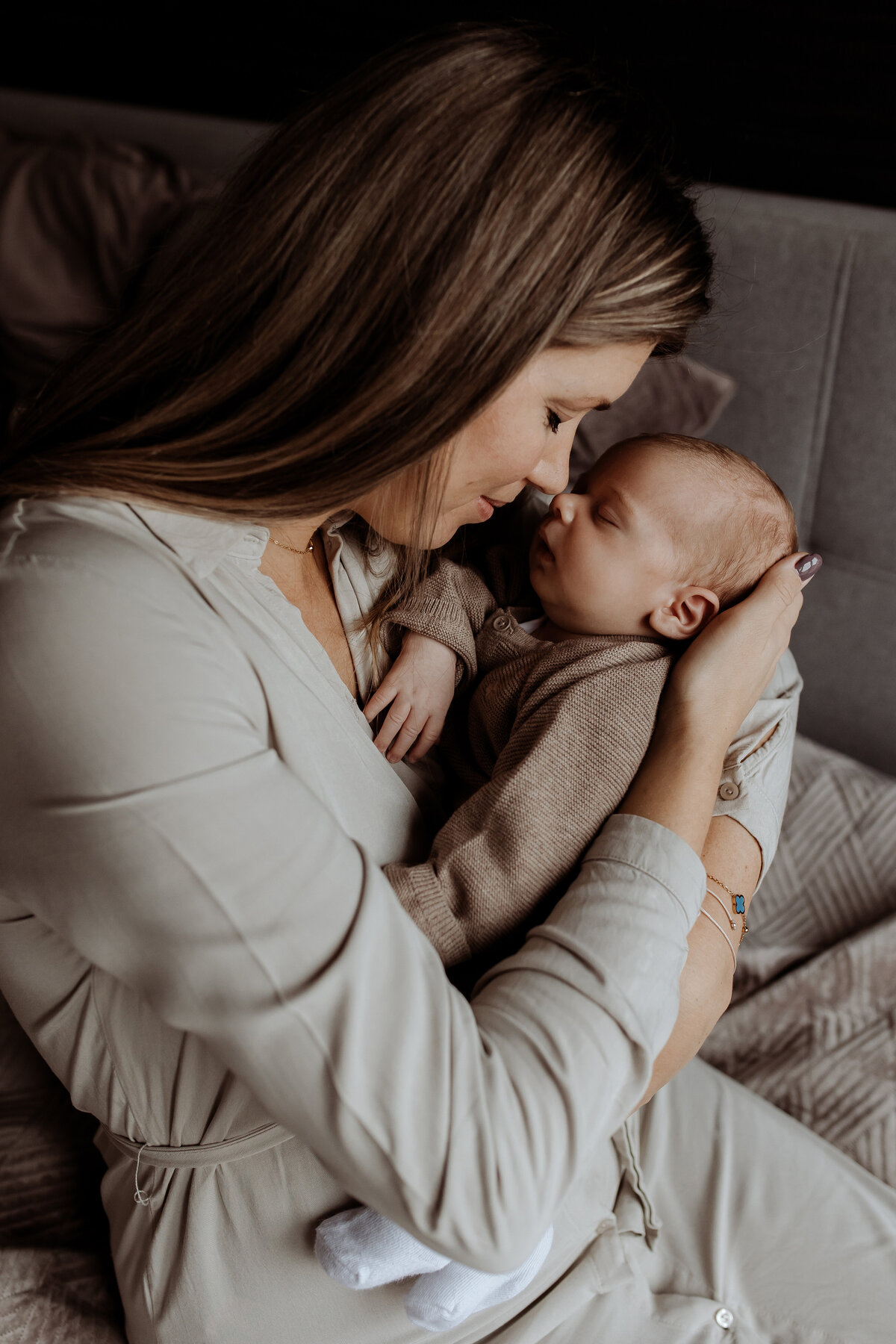 Newborn-fotografie-met-ouders-aan-huis