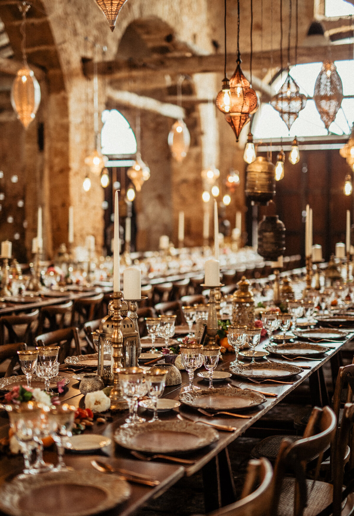 Long imperial tables for a destination wedding in Sicily in the Arabic style
