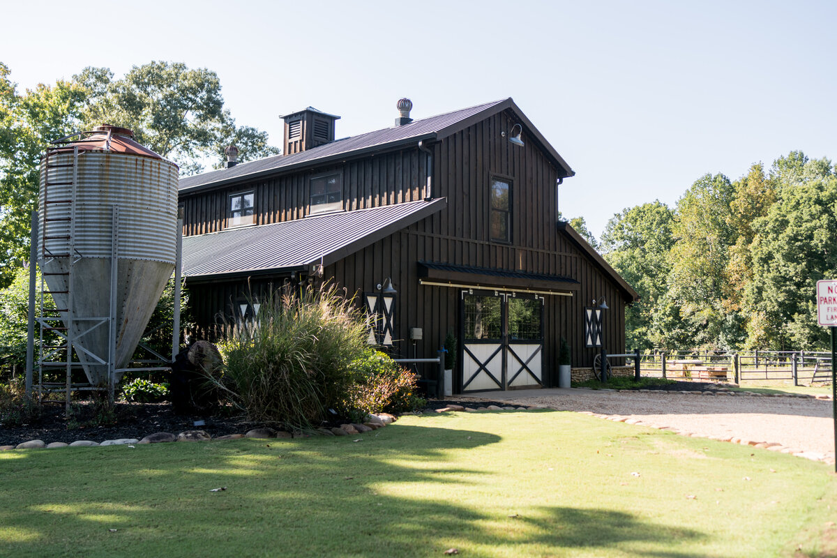 The-Revere-Venue-Receptioin-farmhouse