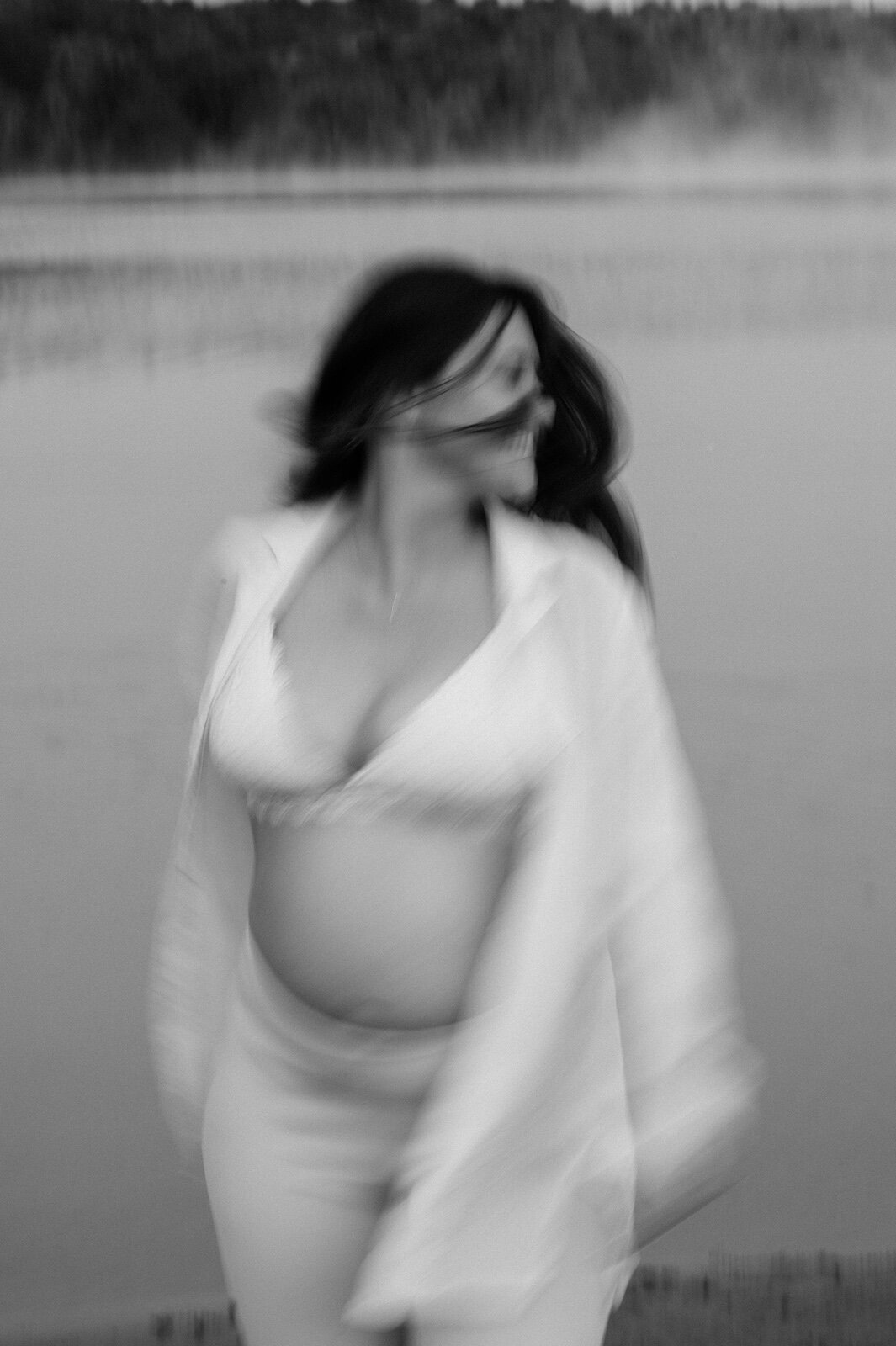 Een onscherpe foto van een dansende zwangere vrouw
