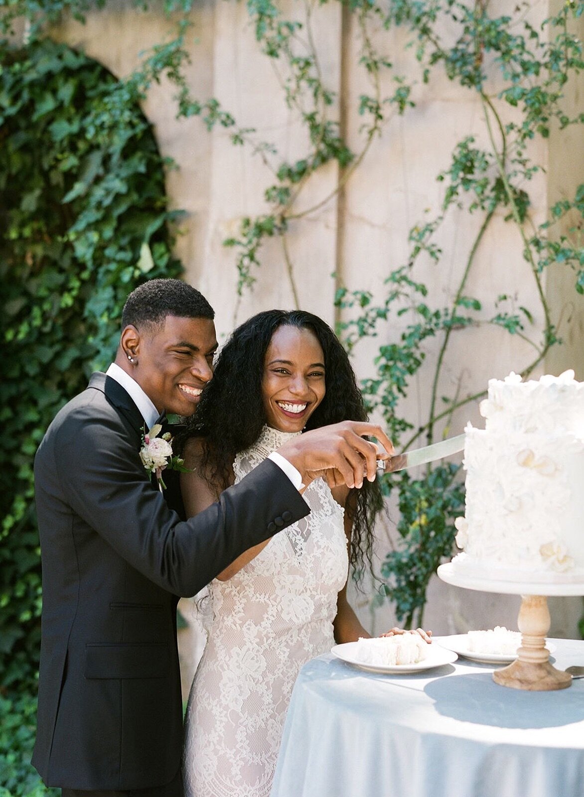 wedding-cake-cutting