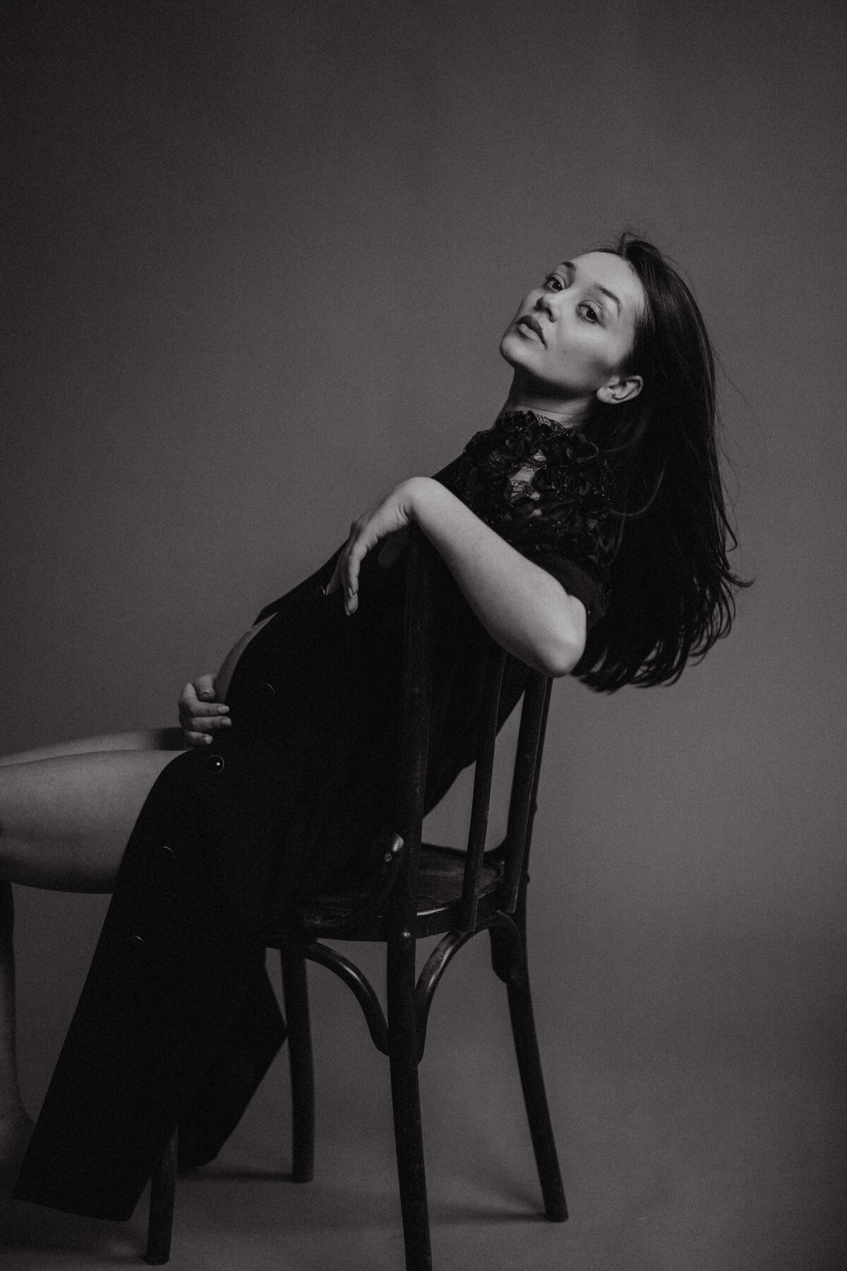 renske-meinema-fotografie-nancy-maternity-portrait-black-dress-27