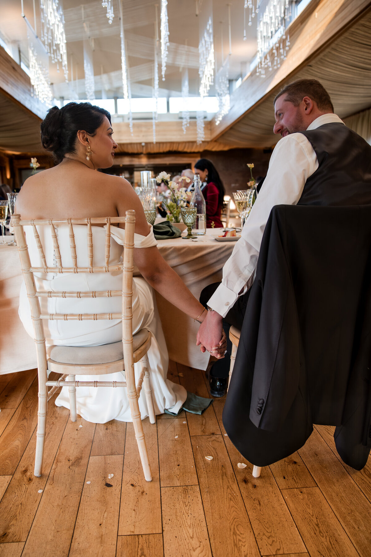 Couple de jeunes mariés main dans la main lors de la réception - Elmore Court Gloucestershire Angleterre - Photographe de Mariage