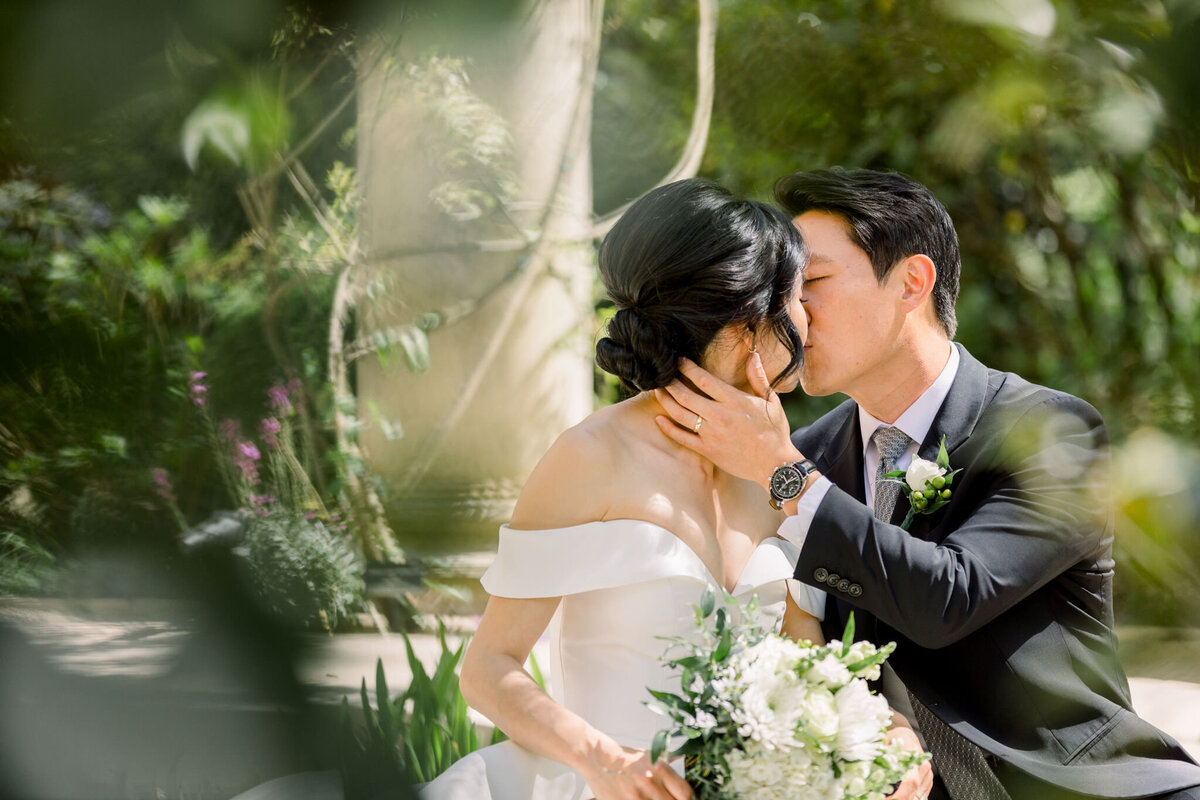 Asian bride and groom kissing at their Swan House wedding in Buckhead