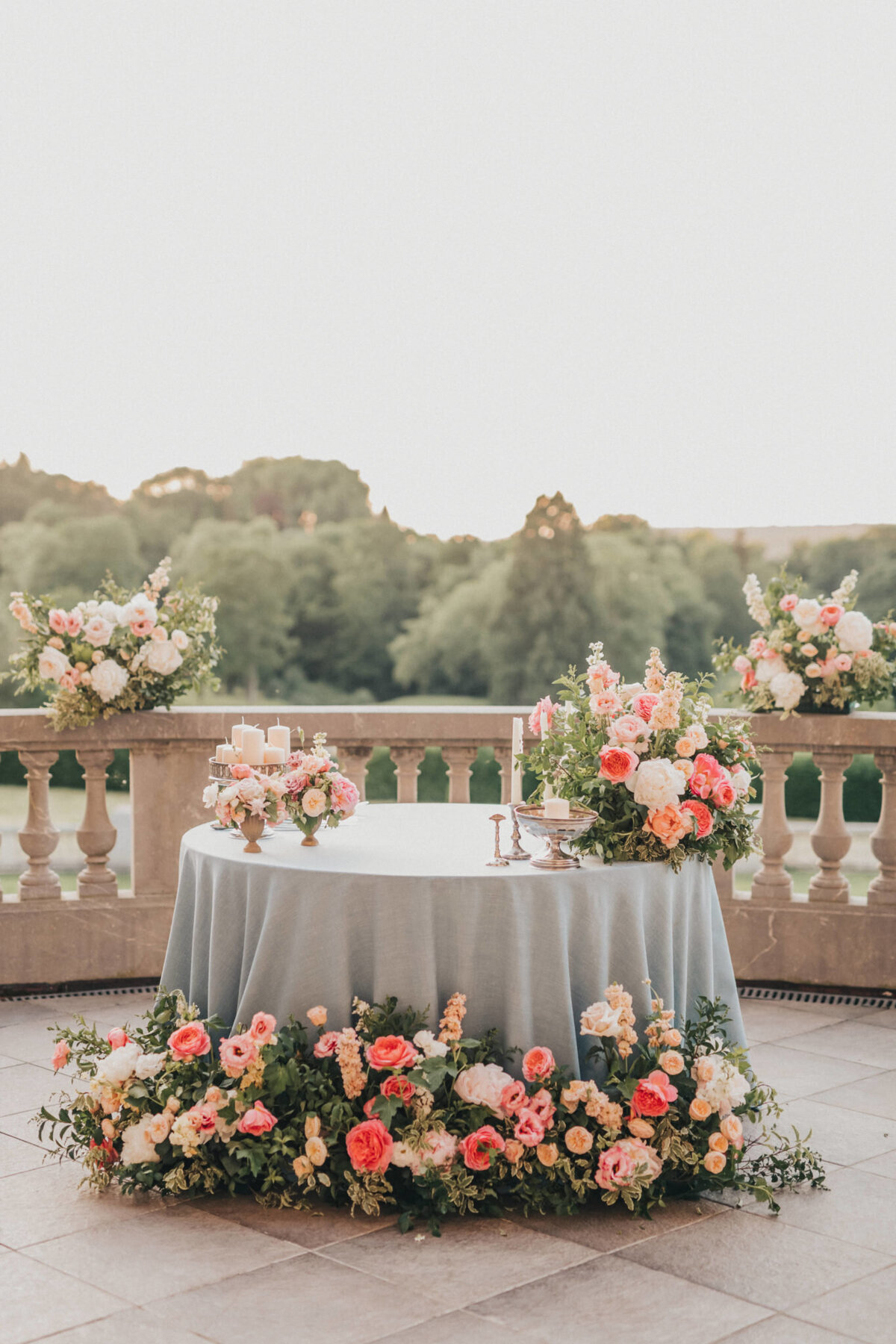 Timeless Elegance: romantic and elegant flower for the wedding cake table