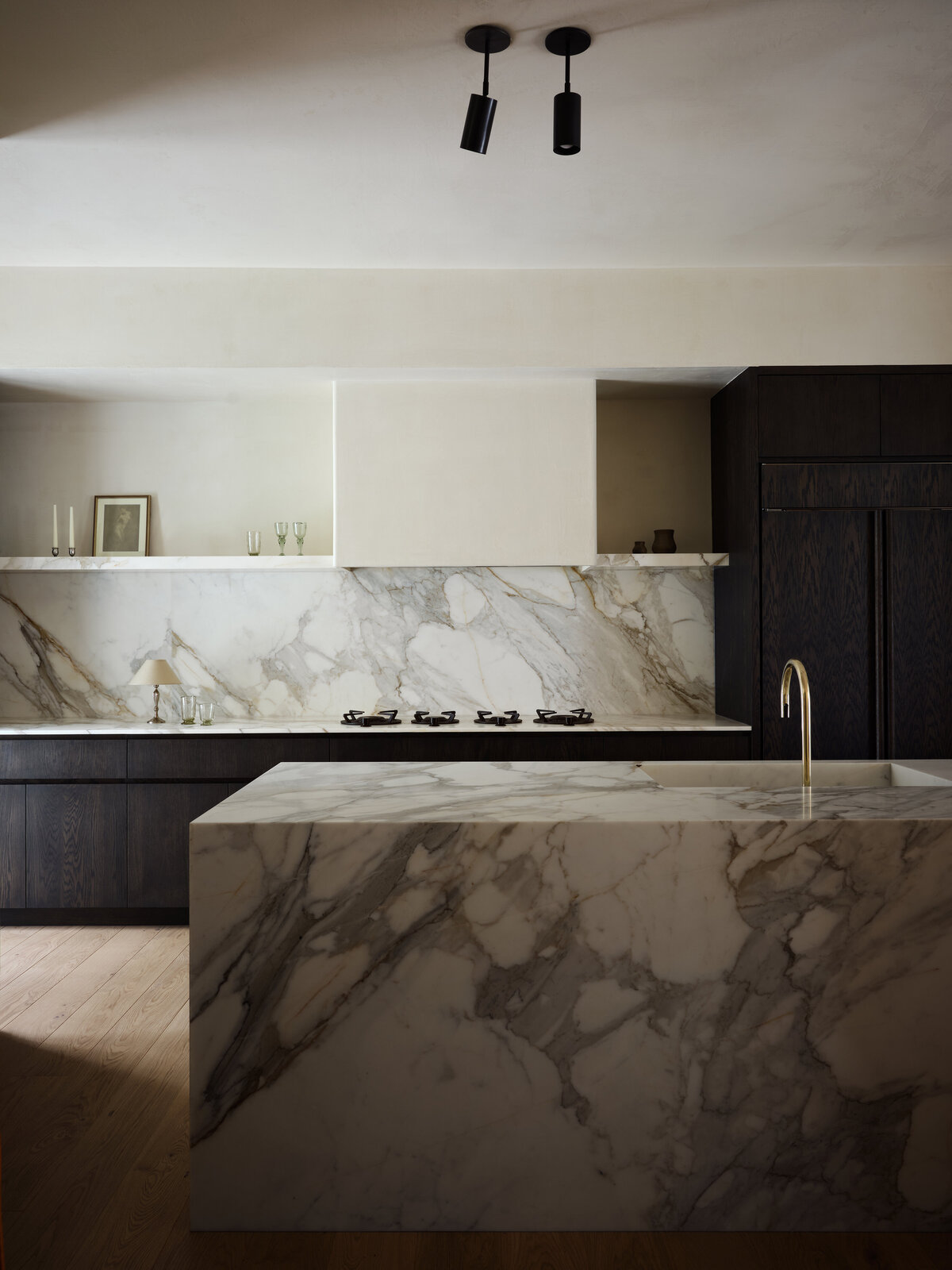 warm-kitchen-natural-marble-island-backsplash-shelves-warm-oak-cabinets-modern-kitchen-austin-home-house-franc