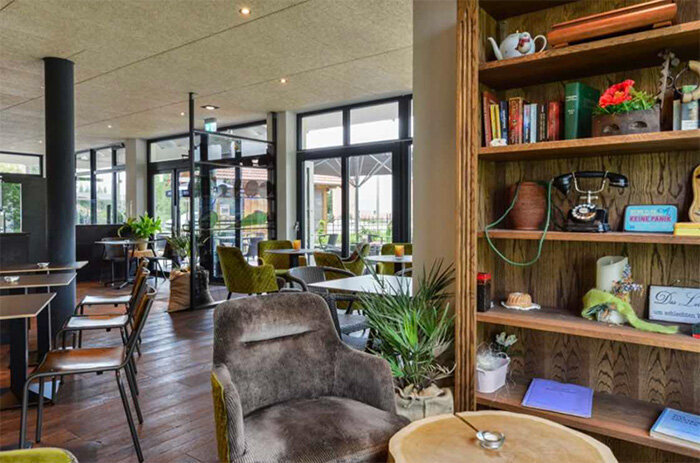 Sitzecke im Café Zur Alten Schule in Lechbruck am See