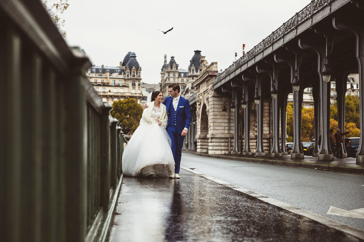 Bruidspaar wandelt in Parijs op de Pont de Bir-Hakeim. Wedding couple taking a walk on Pont de Bir-Hakeim, Paris. Copyright Nanda Zee-Fritse | FOTOZEE