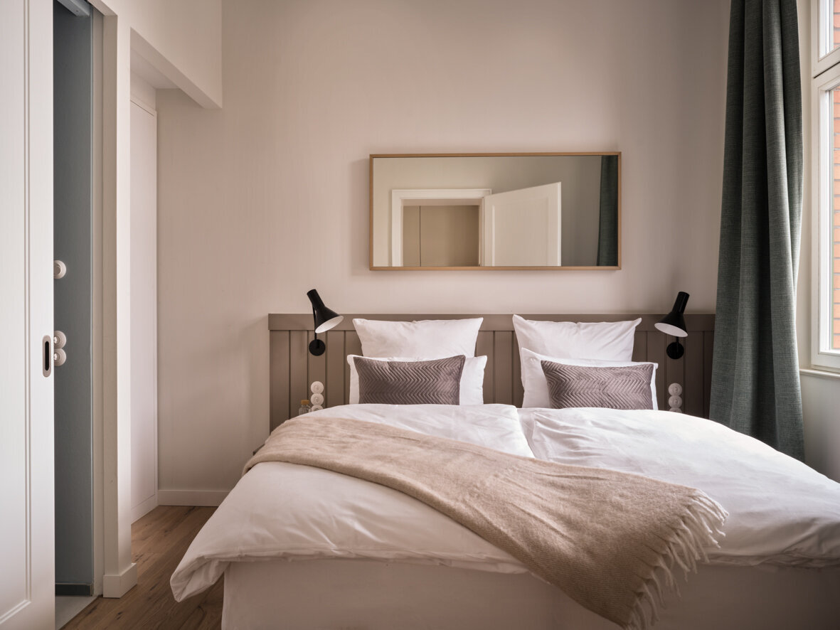 Gemütliches großes Doppelbett im Couple Living Apartment.