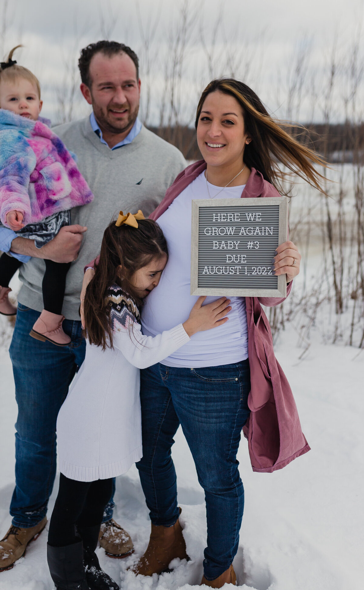 Pregnancy photograph with mom, dad, and two children.