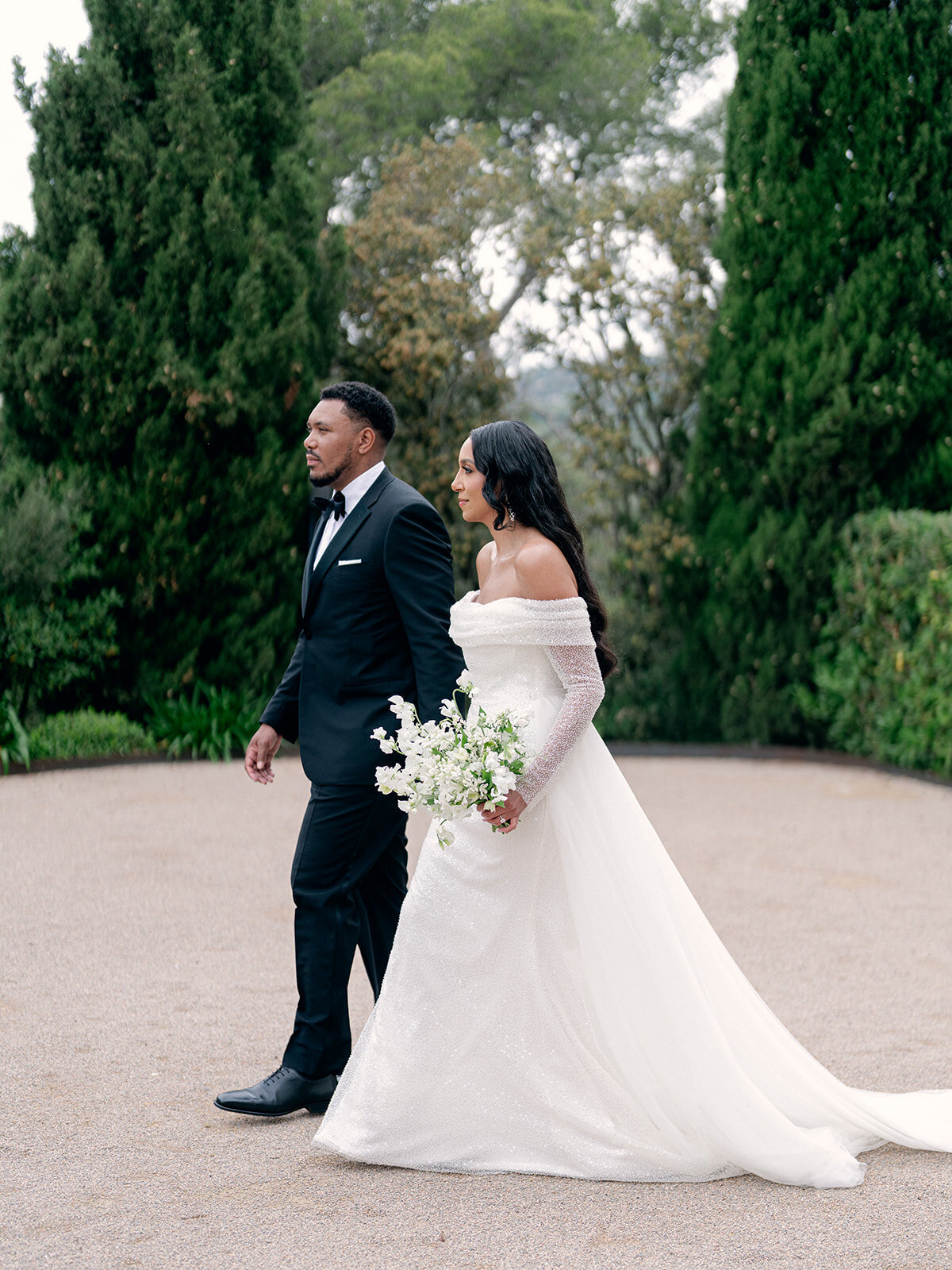 04-intimate-destination-wedding-french-riviera-with-white-flowers