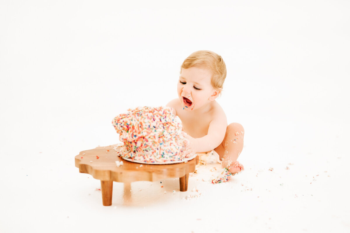 Springfield Mo kids photographer captures kid mid bite of birthday cake