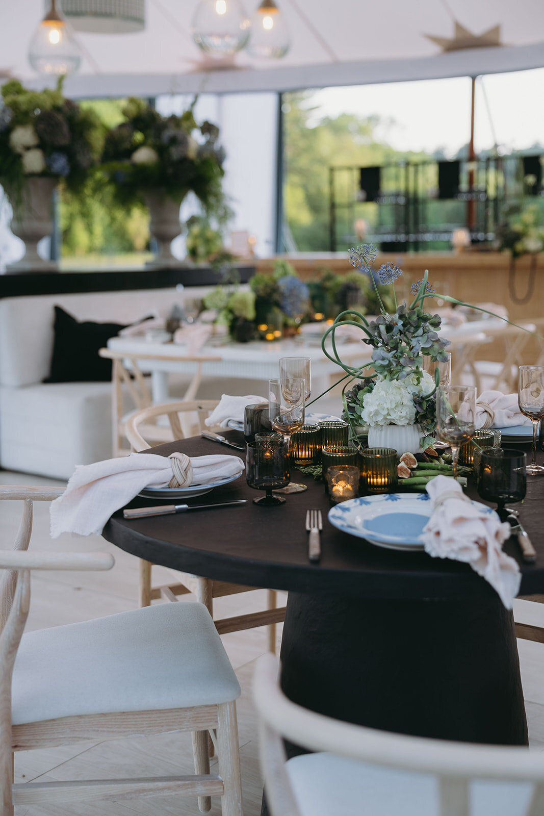chic-black-and-white-wedding-reception-details