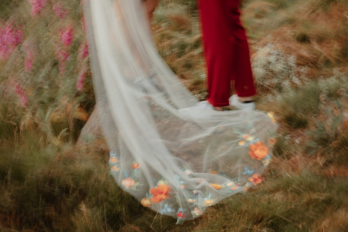 voile-avec-broderies-colorees-nature