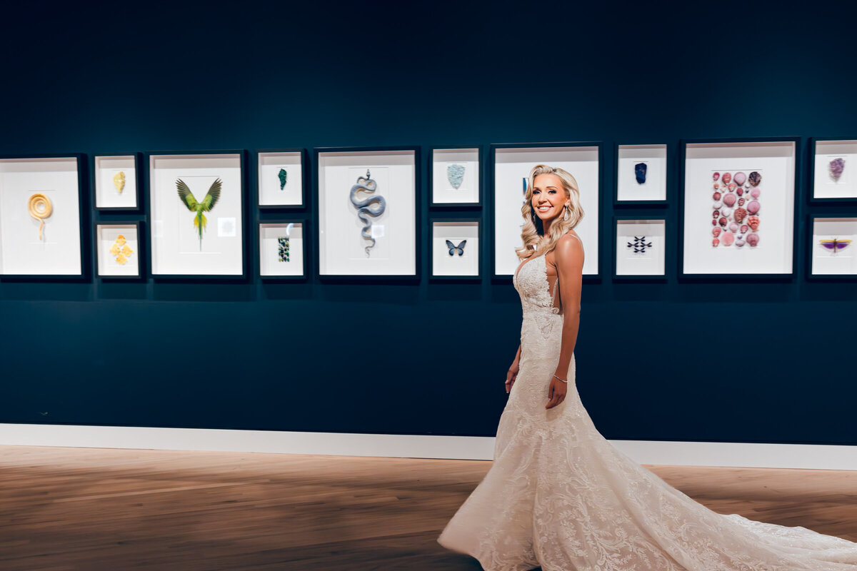 A wedding photo portrait of the bride in Crystal Bridges Museum of American Art in Betonville, Arkansas