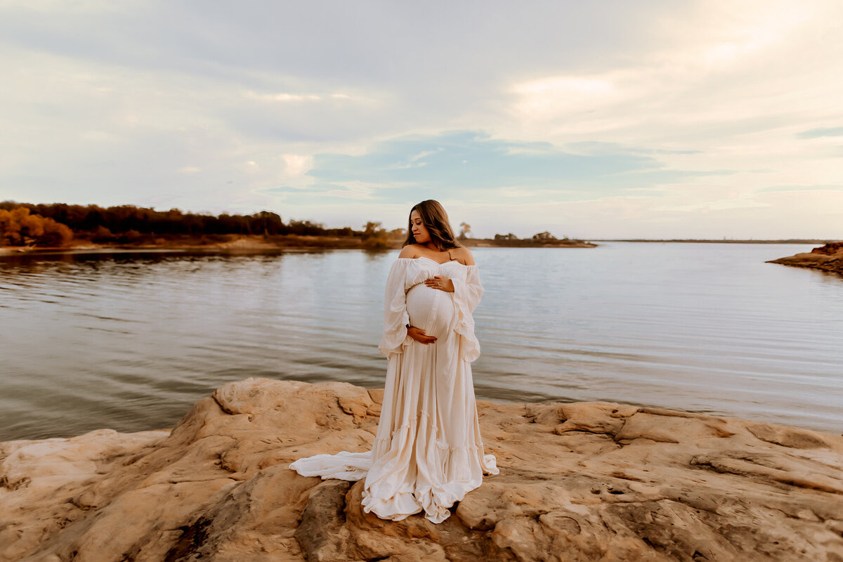 Affordable maternity session on the lake | Burleson, Texas Family and Newborn Photographer