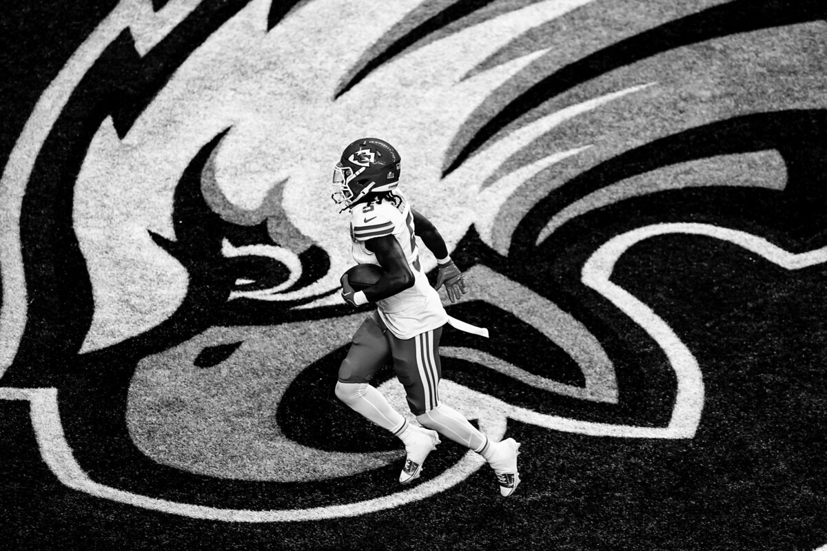 kansas-city-sports-photography-chiefs-0084-player-running-eagles-logo