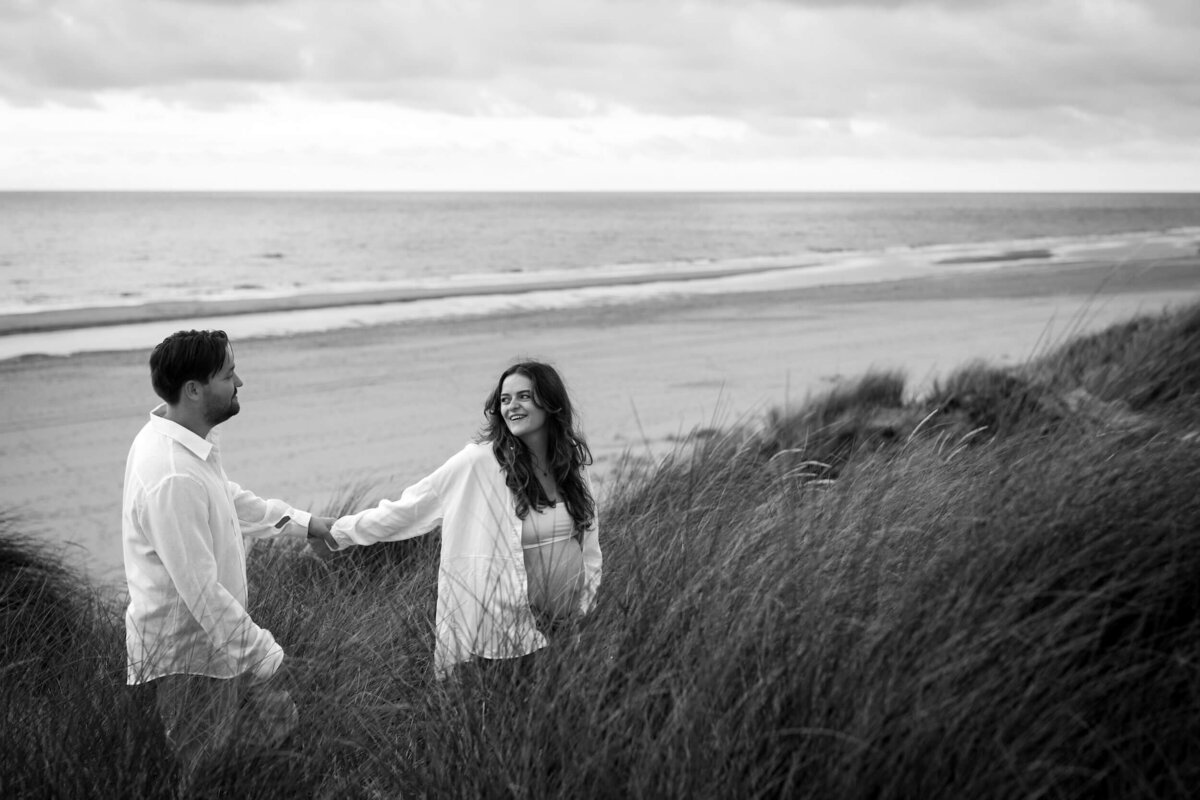 Zwangerschapsshoot aan het strand door Linda Photography