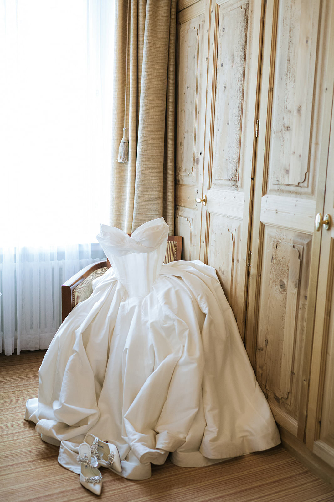 Powers_Wilson_Switzerland_Wedding_BridalDetails_TaraHodgesPhotography015