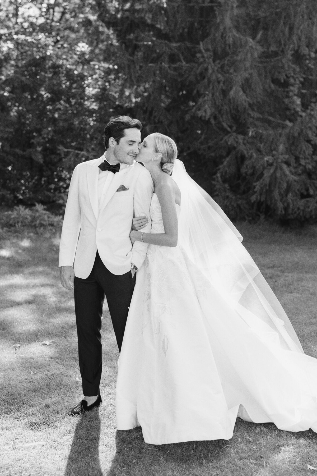 shoreacres-lake-bluff-tent-wedding-by-olivialeigh-58