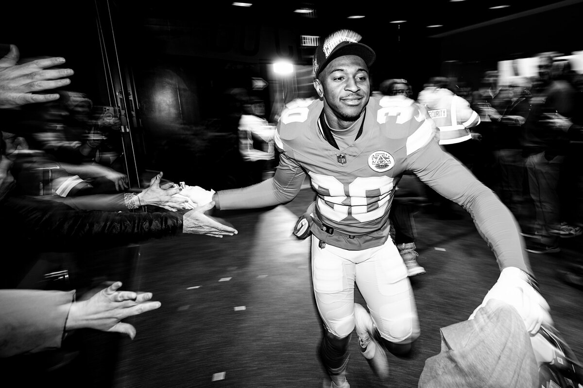 kansas-city-sports-photography-chiefs-0078-player-celebrating-arms-wide