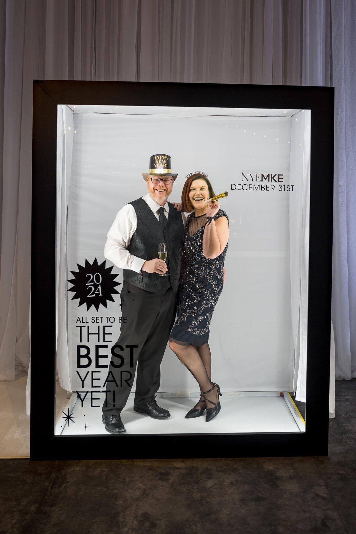 creative-photo-booth-idea-magazine-booth-new-years