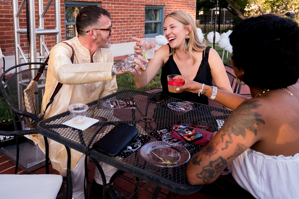 kansas-city-event-photography-0039-guests-enjoying-outdoor-drinks