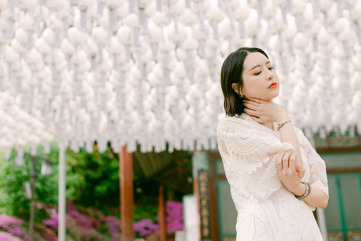 Discover a fashion-forward pre-wedding editorial at Bongeunsa Temple in Seoul—crafted for modern couples seeking luxury wedding photography, couture styling, and soulful storytelling in Korea. Captured by Seoul wedding photographer Michael Asmussen, this elevated shoot blends cultural heritage, minimalist elegance, and high-fashion editorial style 서울 강남의 봉은사에서 촬영된 패션 중심의 프리웨딩 에디토리얼. 세련된 커플을 위한 럭셔리 웨딩 촬영, 감각적인 스타일링, 그리고 문화와 감성을 담은 스토리텔링. 서울 웨딩 포토그래퍼 마이클 아스무센이 선보이는 하이엔드 감성 화보.