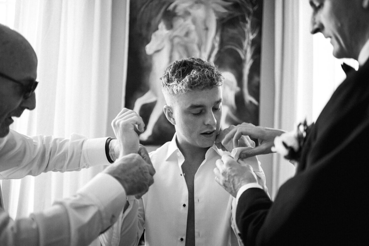 groom-getting-ready-chateau-du-puits-es-pratx5