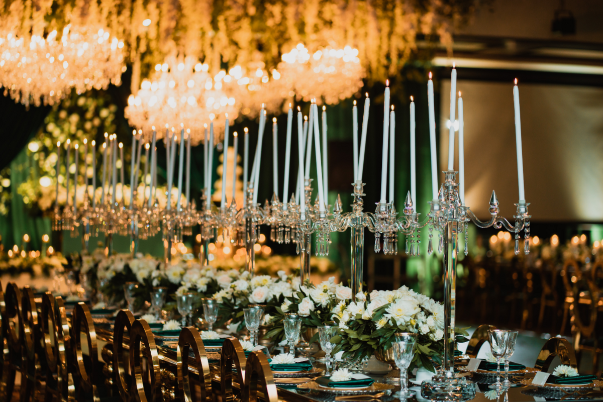 emerald-green-gold-luxury-reception-candelabras-crystals-flowers