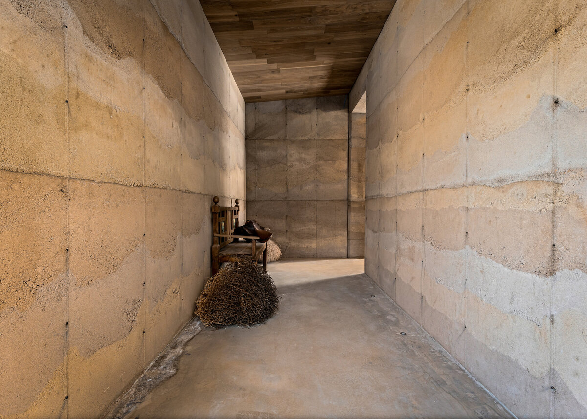 2.5_MAINHOUSE_entry_downhall