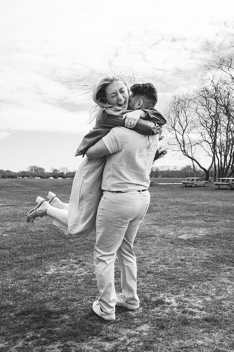 wedding-proposal-engagement-kontokosta-winery-greenport-newyork-miraparkphotography-10-bw