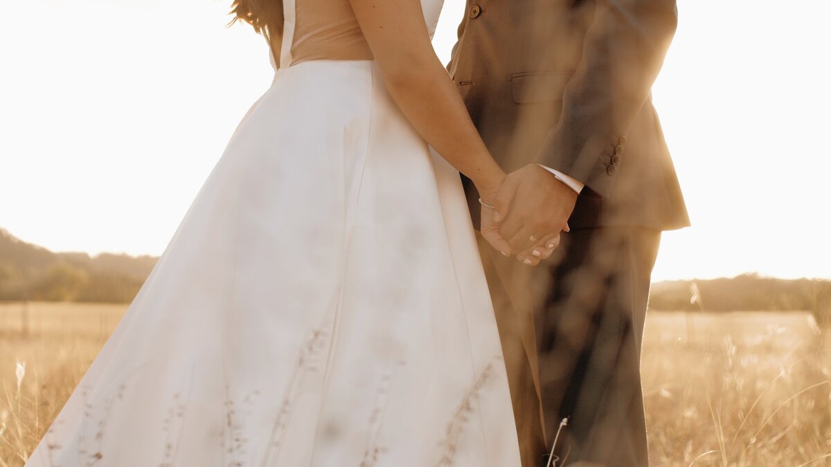 Husband and wife elope together in a sunshine field in Texas