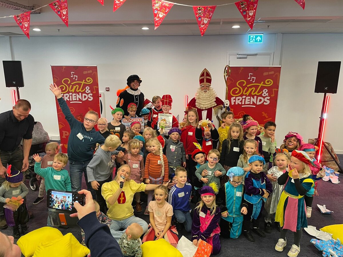 Sinterklaas-huren-amsterdam-op-de-zaak-met-kinderen