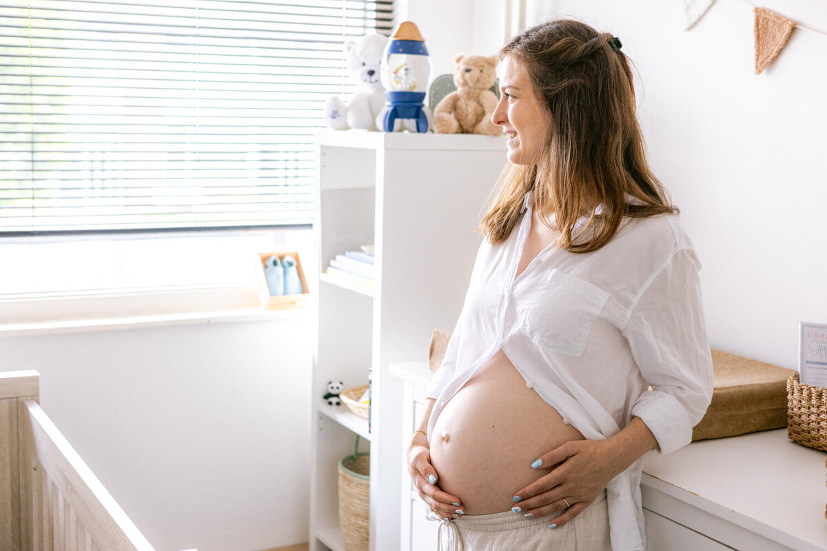 Zwangerschapsshoot aan huis in de babykamer. Irene Maris Fotografie Tilburg.