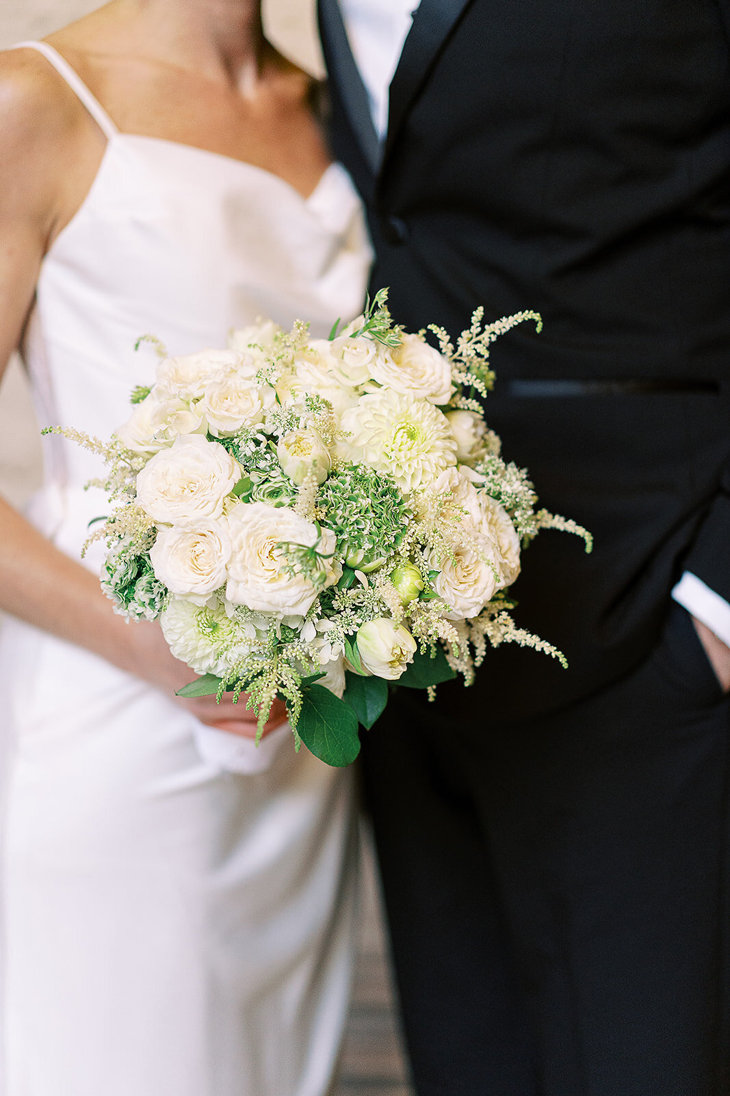 bouquet-with-newlyweds-london-house-hotel-chicago-hbicweddings