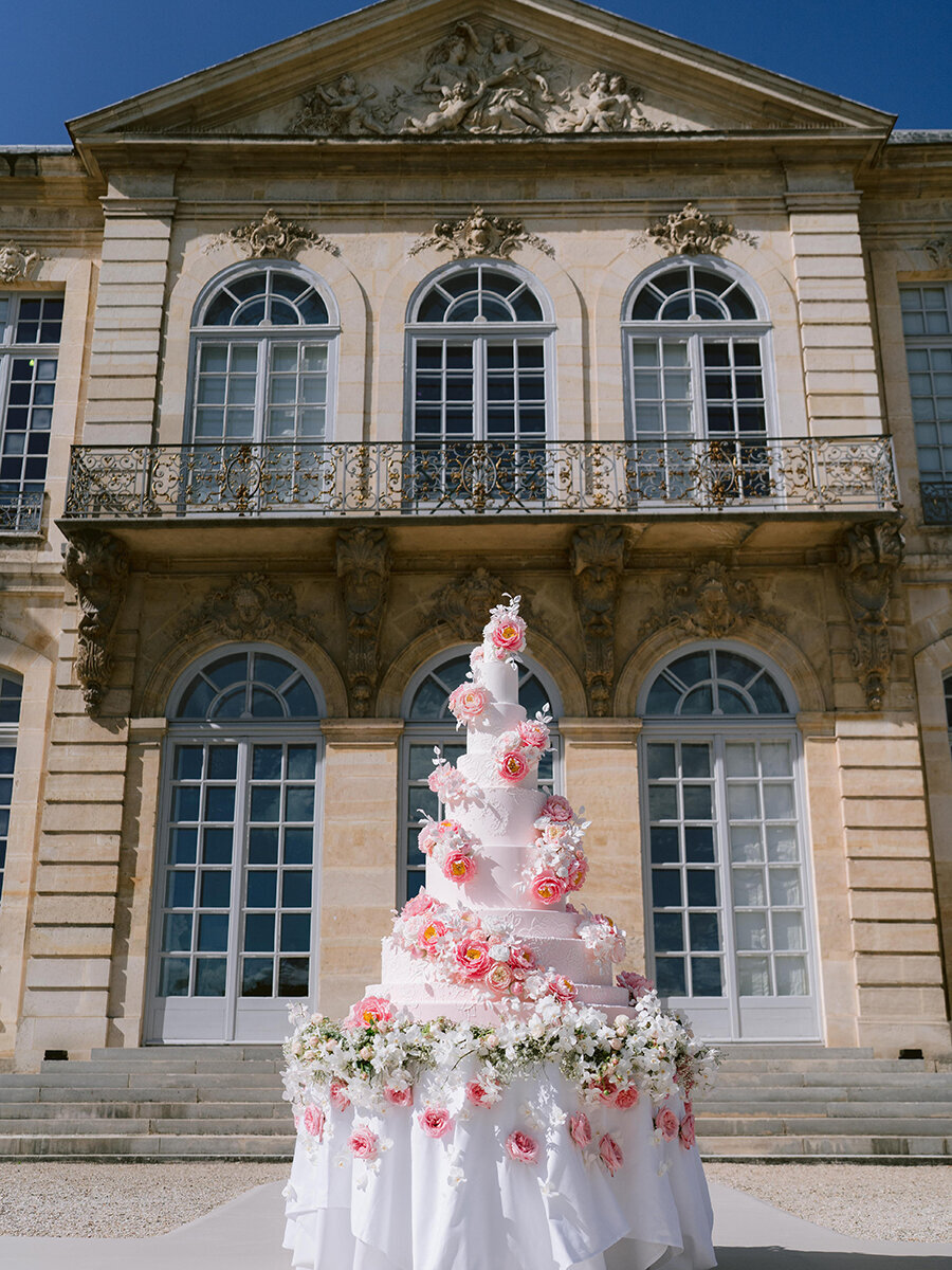Musee Rodin Wedding by Alejandra Poupel Events Cake and venue
