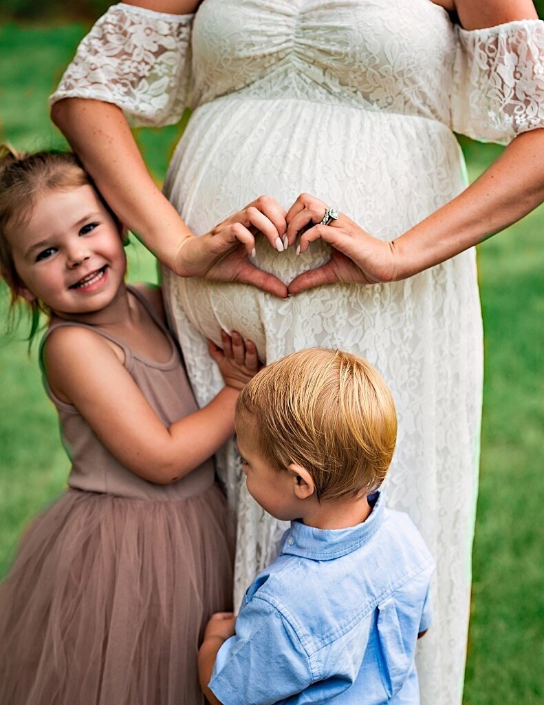 two kids with pregnant mama