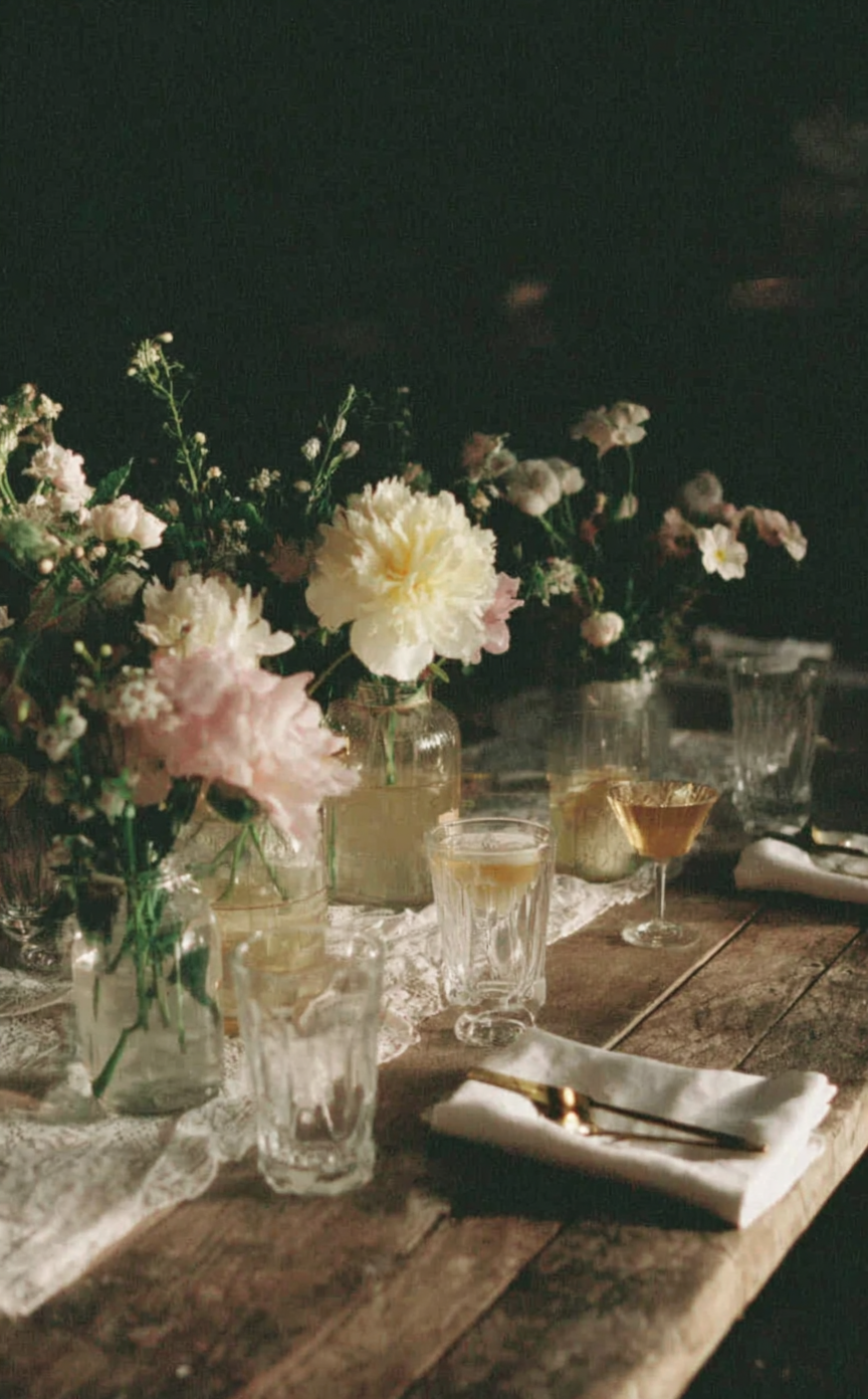 u8487914977_a_photograph_of_an_elegant_wedding_table_taken_fr_04abfc92-31d3-4698-9ecb-e524bc001a32_0