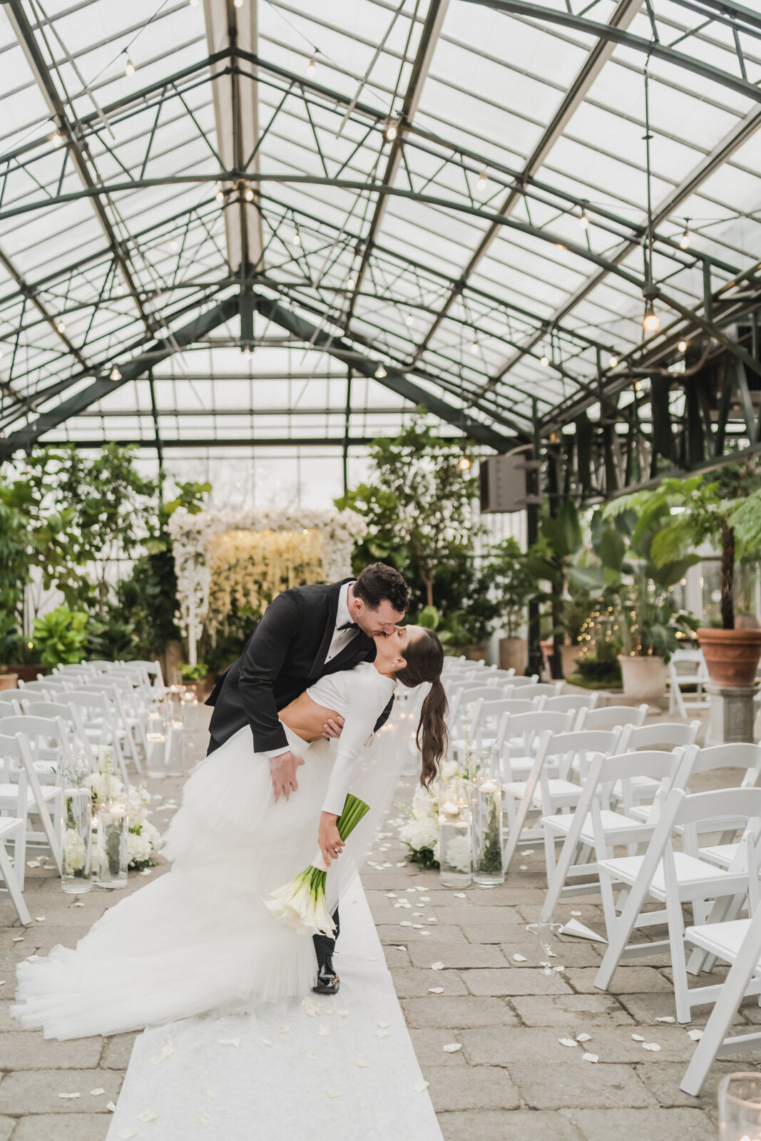 A MODERN ROMANTIC CLASSIC BLACK TIE PLANTERRA CONSERVATORY LUXURY WEDDING IN WEST BLOOMFIELD MICHIGAN BY KARI DAWSON129