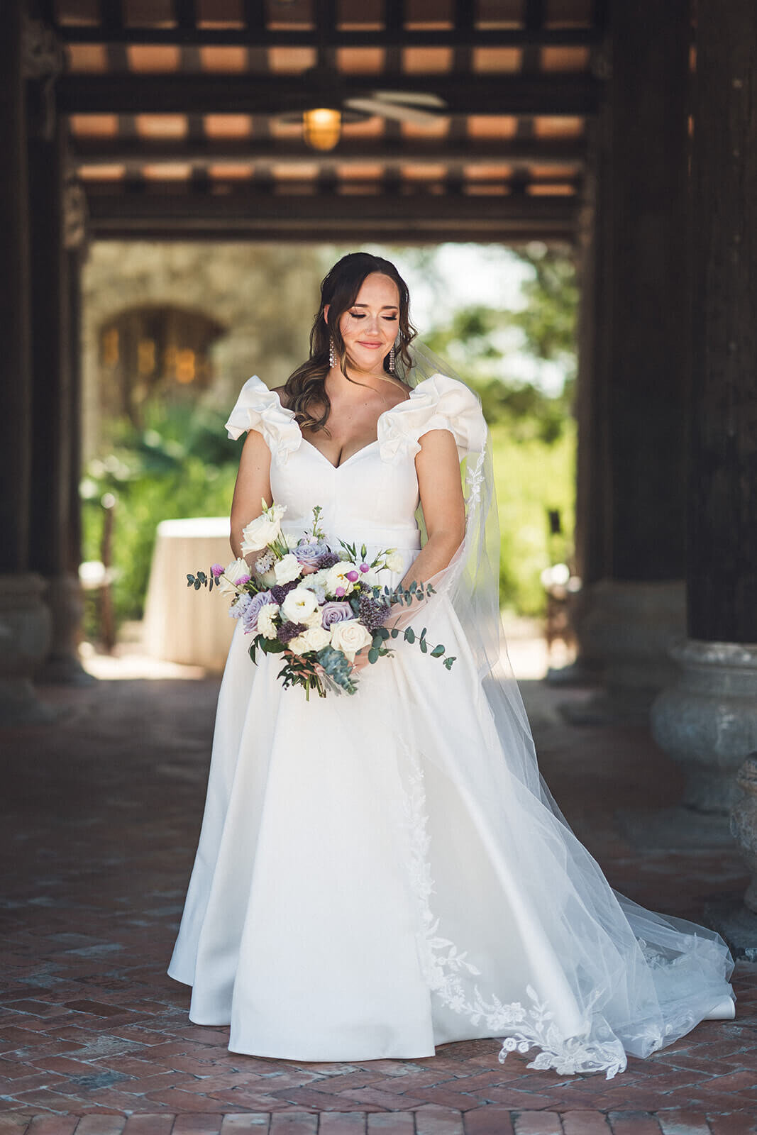 This elegant bridal look features soft curls and timeless makeup, crafted by our expert wedding hair and makeup team. Perfect for San Antonio or Dallas brides, Mistique Makeup offers customized beauty services for your big day—including mobile makeup, hairstyling, and wedding party glam.