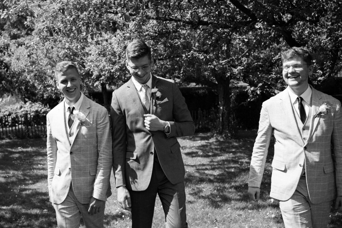 rouwfotograaf legt intieme bruiloft vast bij In de Kas bij Winnsen – bruidegom met broers 