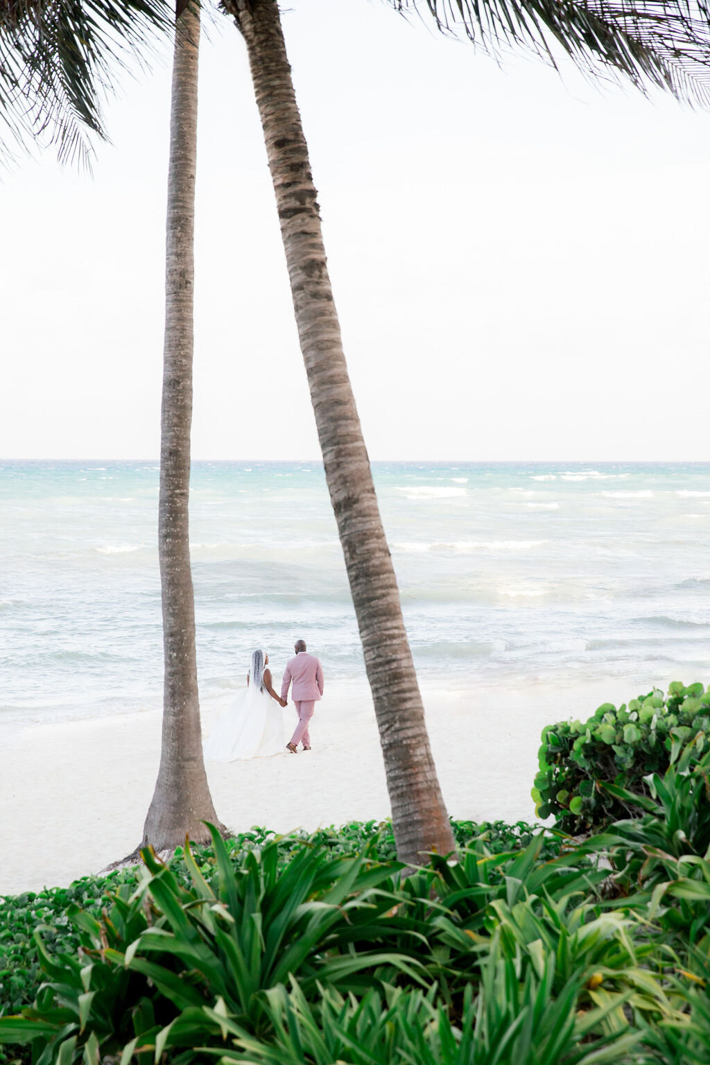 grand-velas-bride-and-groom-5