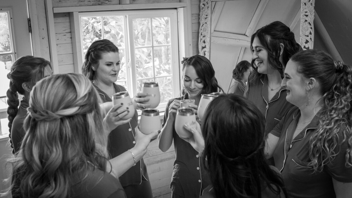 getting-ready-bridesmaids-documentary-wedding-photography-Jardin-del-Sol-jennifer-moreno-photography-washington