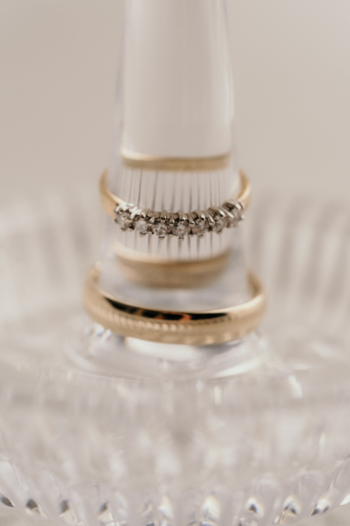 Deatilshot of the wedding rings arranged on a glas shelf tray.