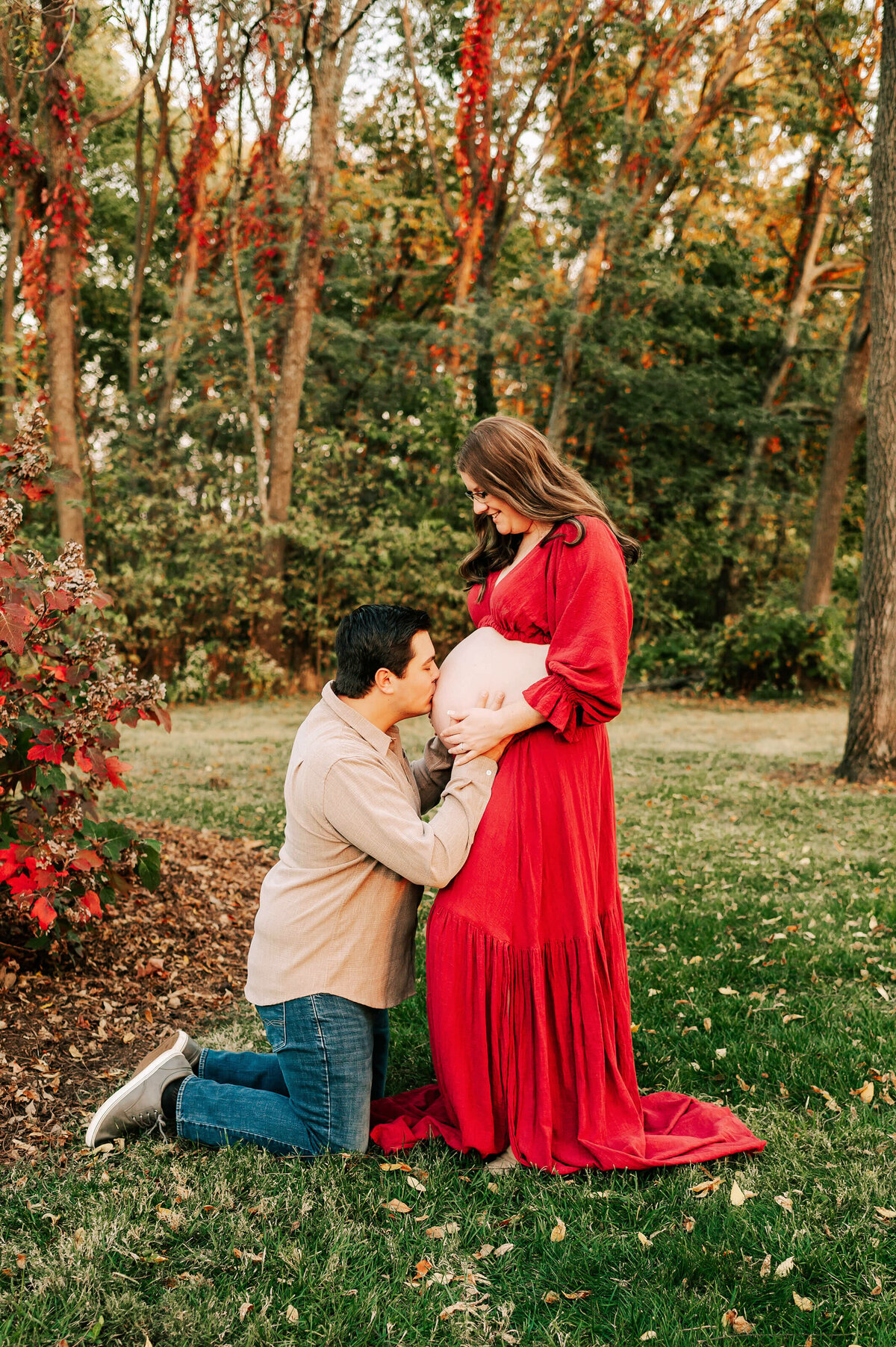 Springfield MO maternity photographer Jessica Kennedy of The Xo Photography of dad kissing wife's pregnant belly