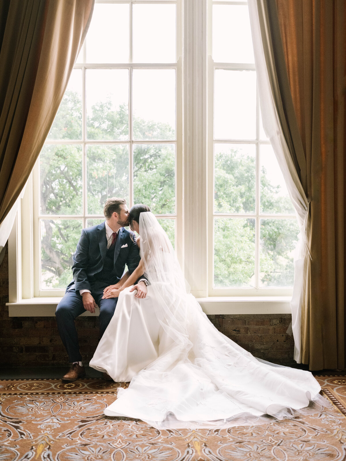 Ellen-Ashton_photography-Dallas-Wedding-Photographers-union-station-dallas9