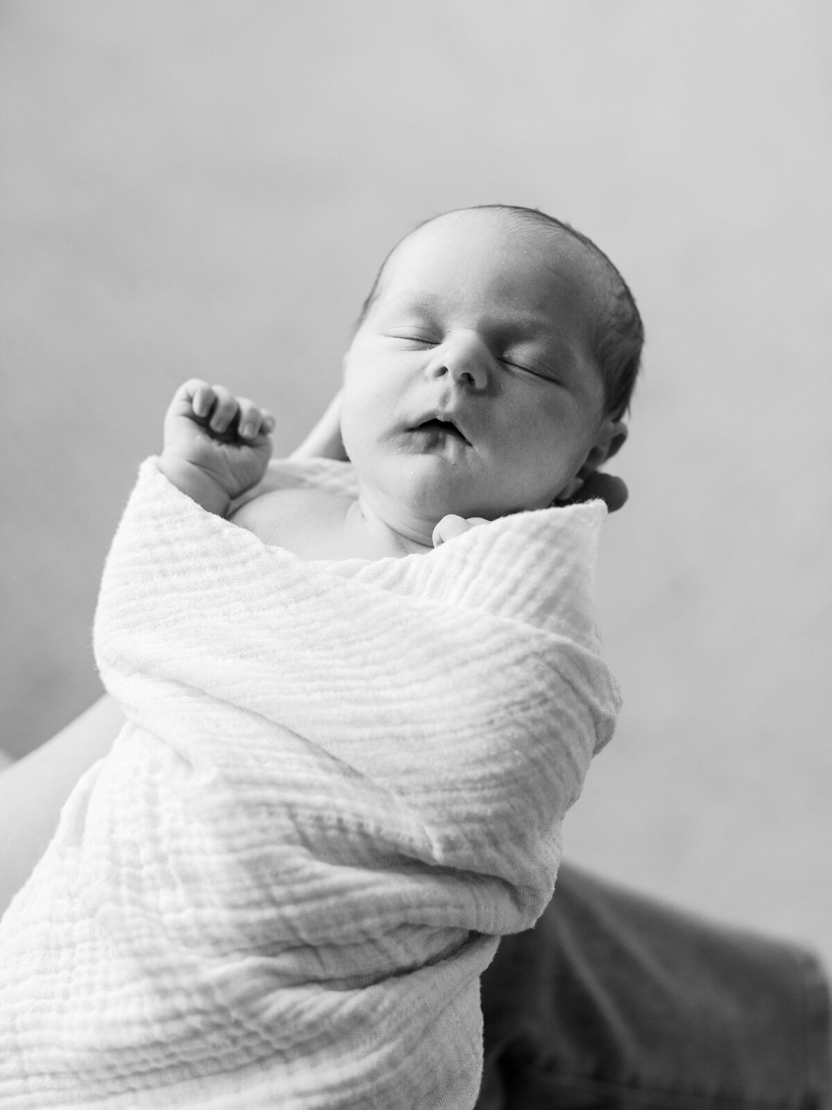 winter-newborn-photos-at-home-charlottesville-va-amy-nicole-photography-0032