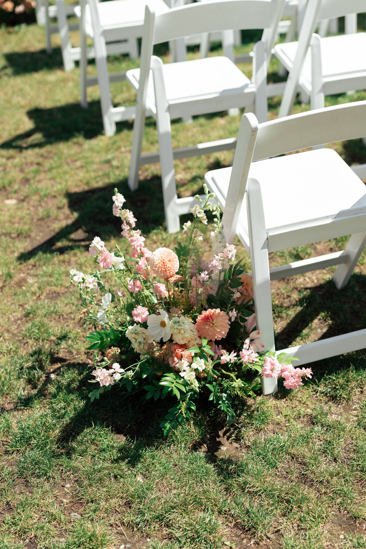 aisle-arrangments-peach-wildflower